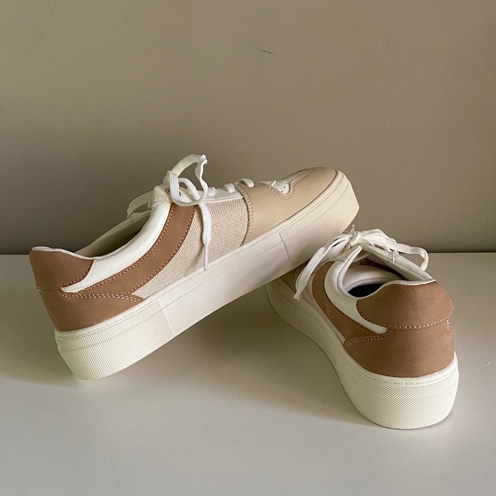 Falls Creek Women's Beige and White Sneakers